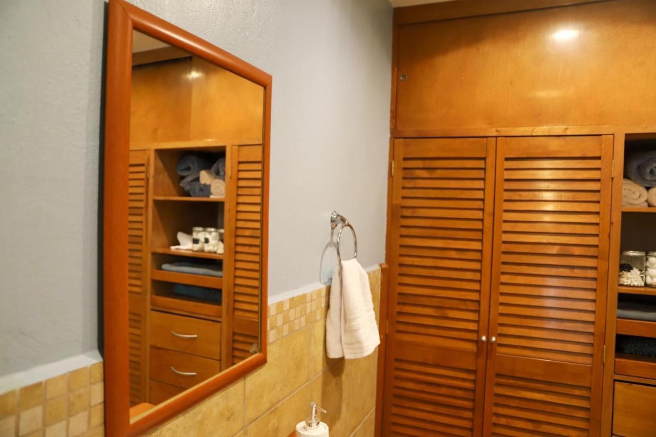 Luxurious Mid Century Modern Folk Art Home Мехико Экстерьер фото